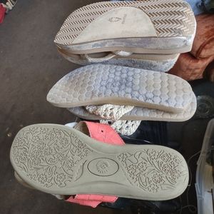 3 pairs of flip flops